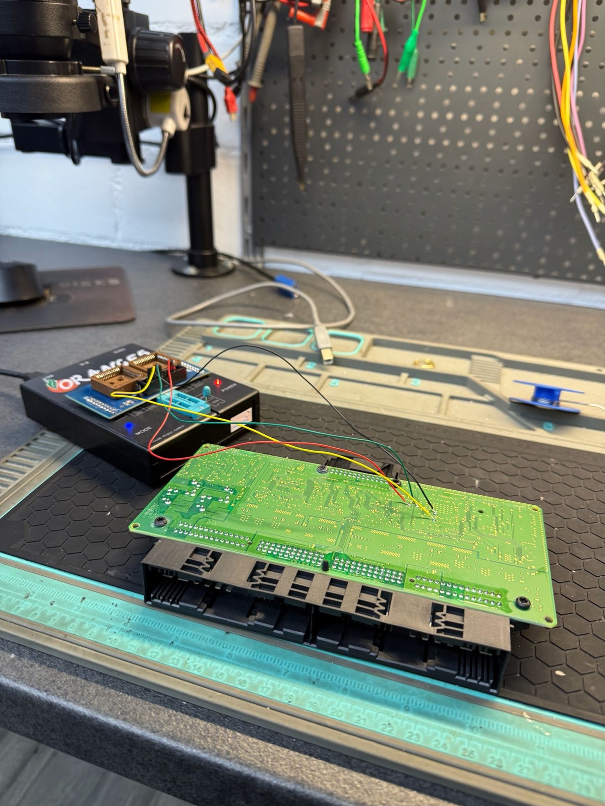 Steuergeräte-Platine angeschlossen an ein Bench-Programmiergerät