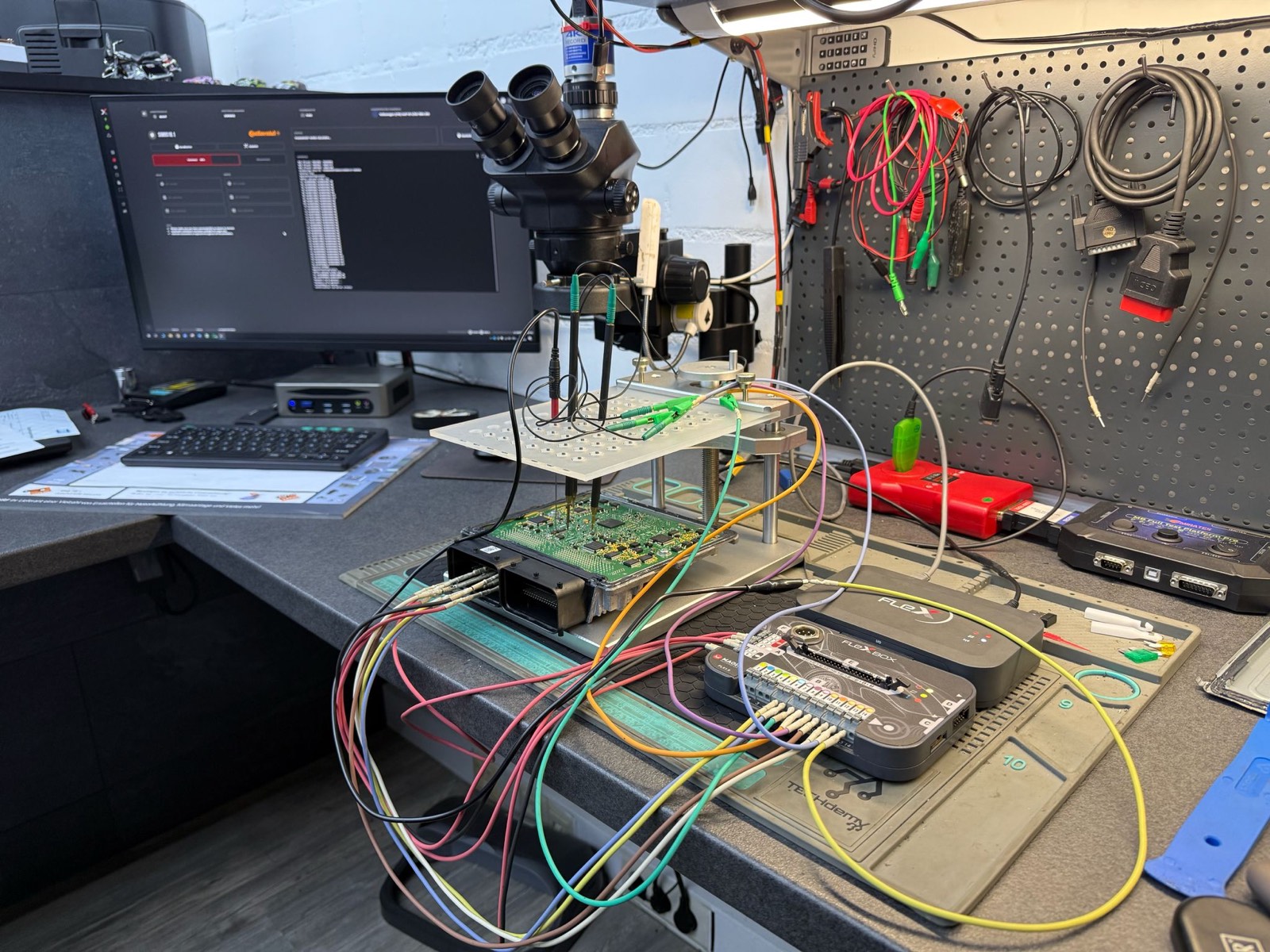Lötarbeit an einer Platine unter dem Mikroskop